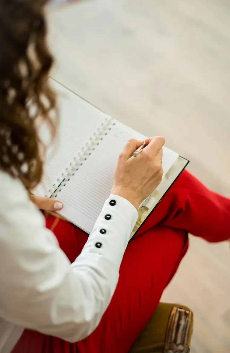 Persona escribiendo su plan en un cuaderno