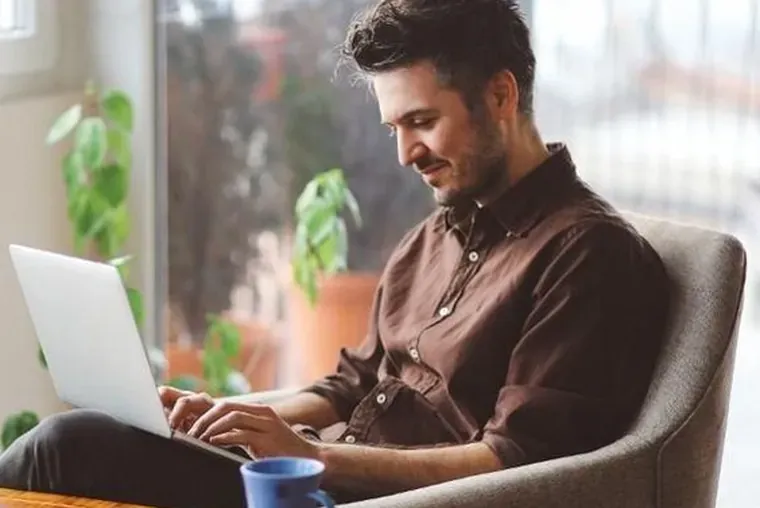 Dos personas trabajando en una sesión individual