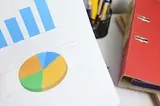 Gráficos impresos sobre una mesa