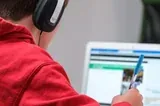Persona siguiendo una clase con auriculares