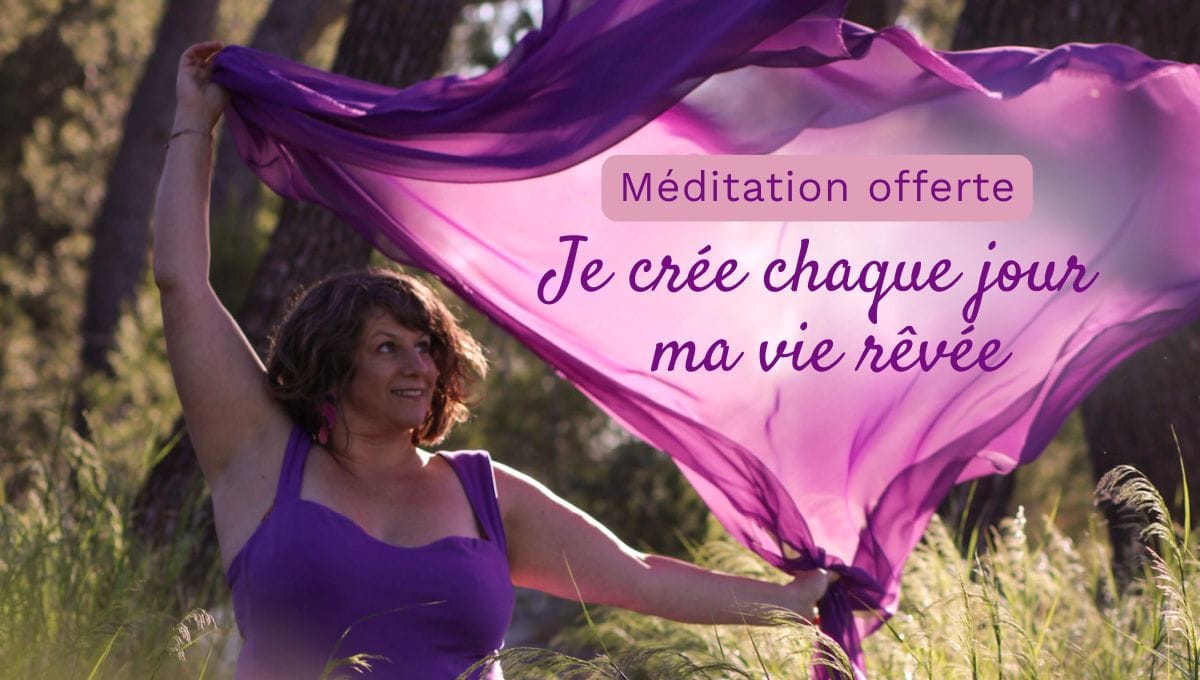 Photo de Céline Captin qui danse dans la nature avec un voile violet sur lequel est inscrit : "Méditation offerte : je vis chaque jour ma vie rêvée". Elle est libre, heureuse et épanouie.