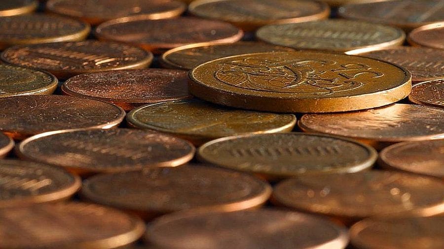 A pile of copper pennies