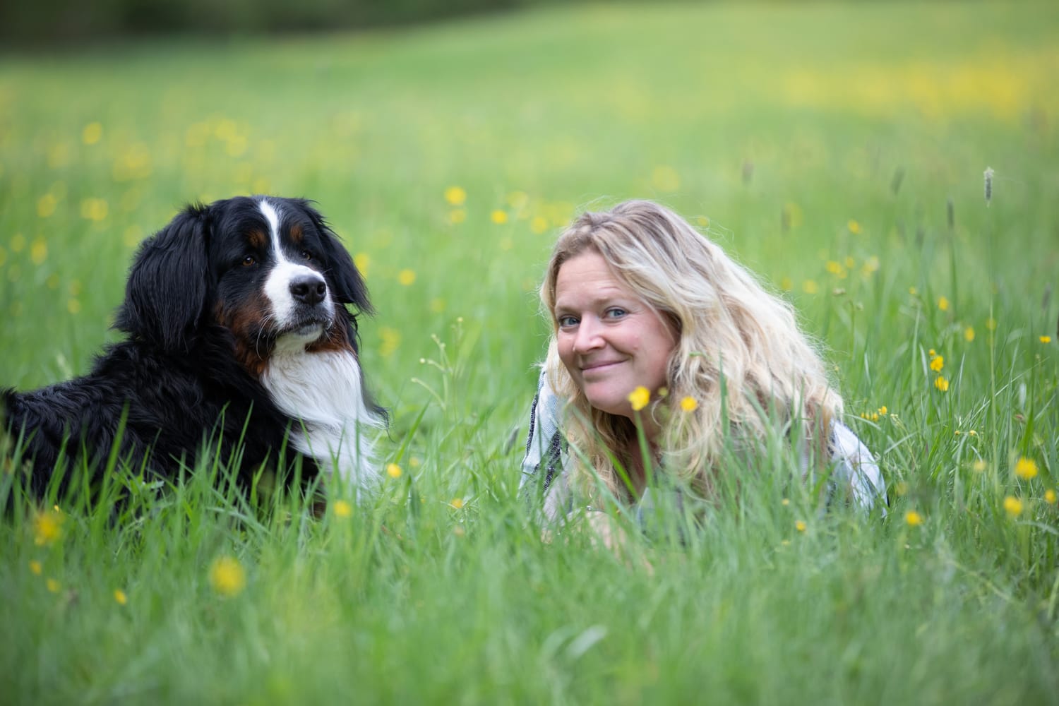 Christine mit Hund auf Wiese