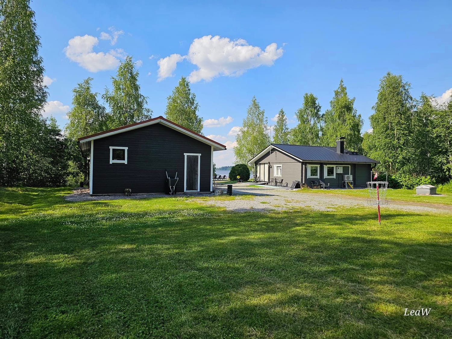 Peltolahden mökki järven rannalla