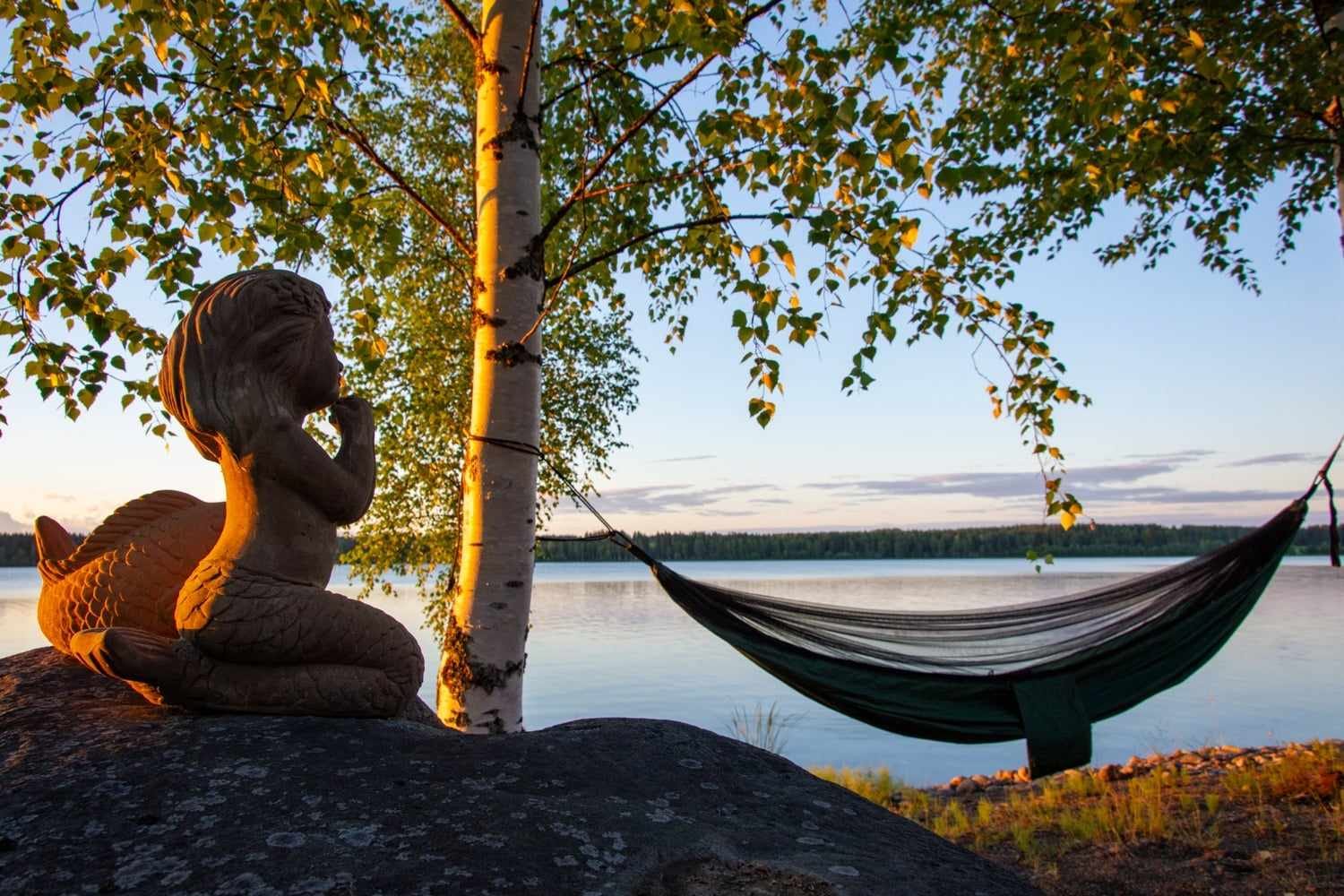 Riippukeinu rannalla Peltolahdessa