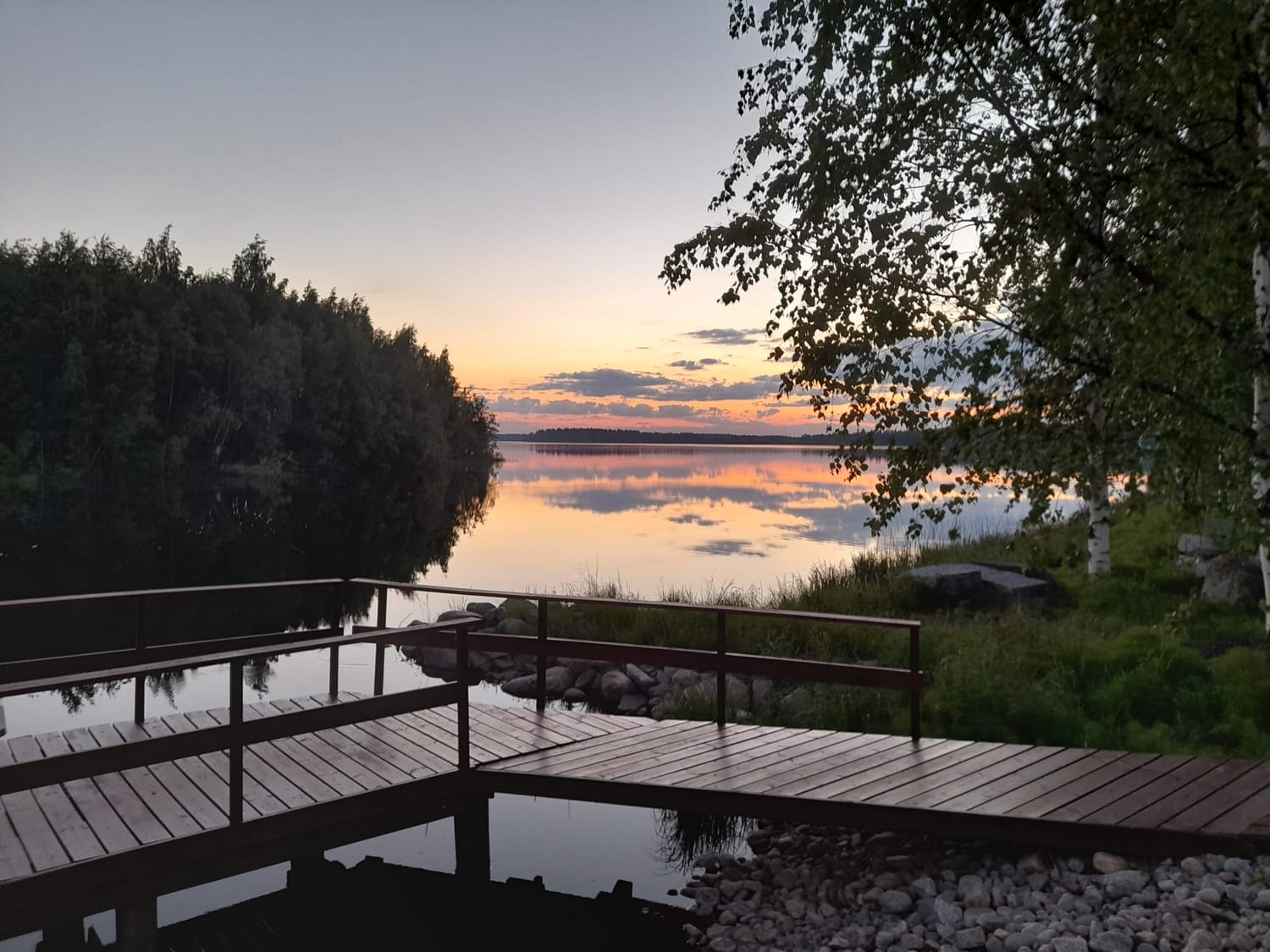 Laituri järven rannalla Peltolahdessa