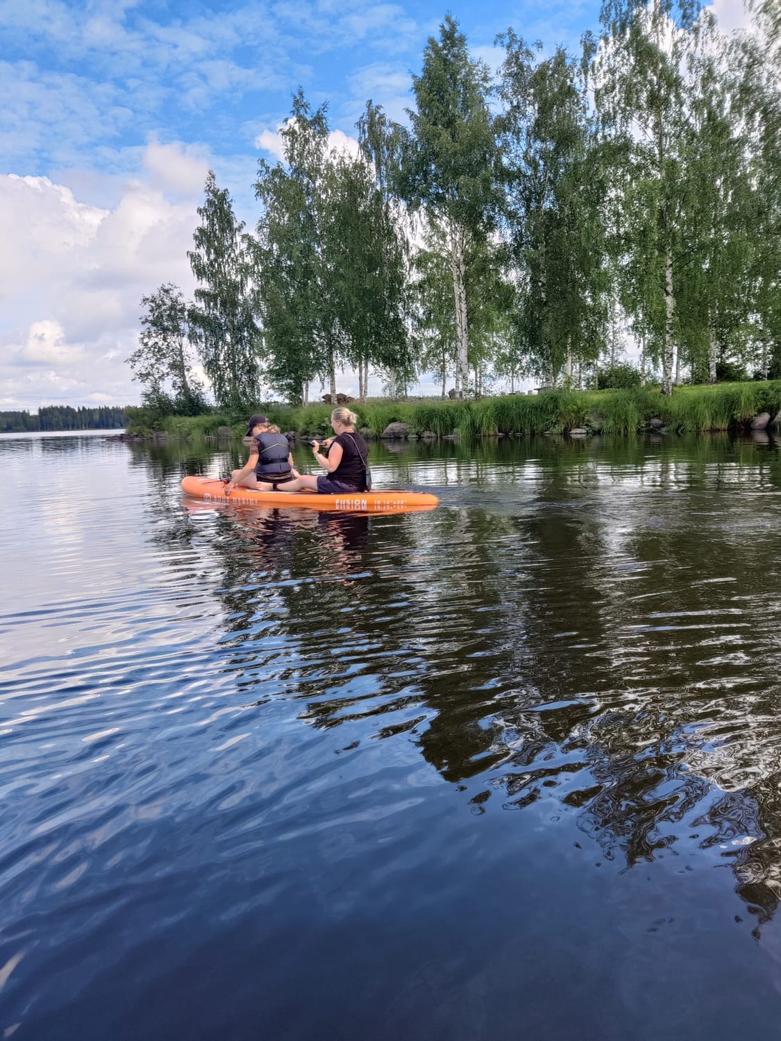 SUP-lautailua järvellä