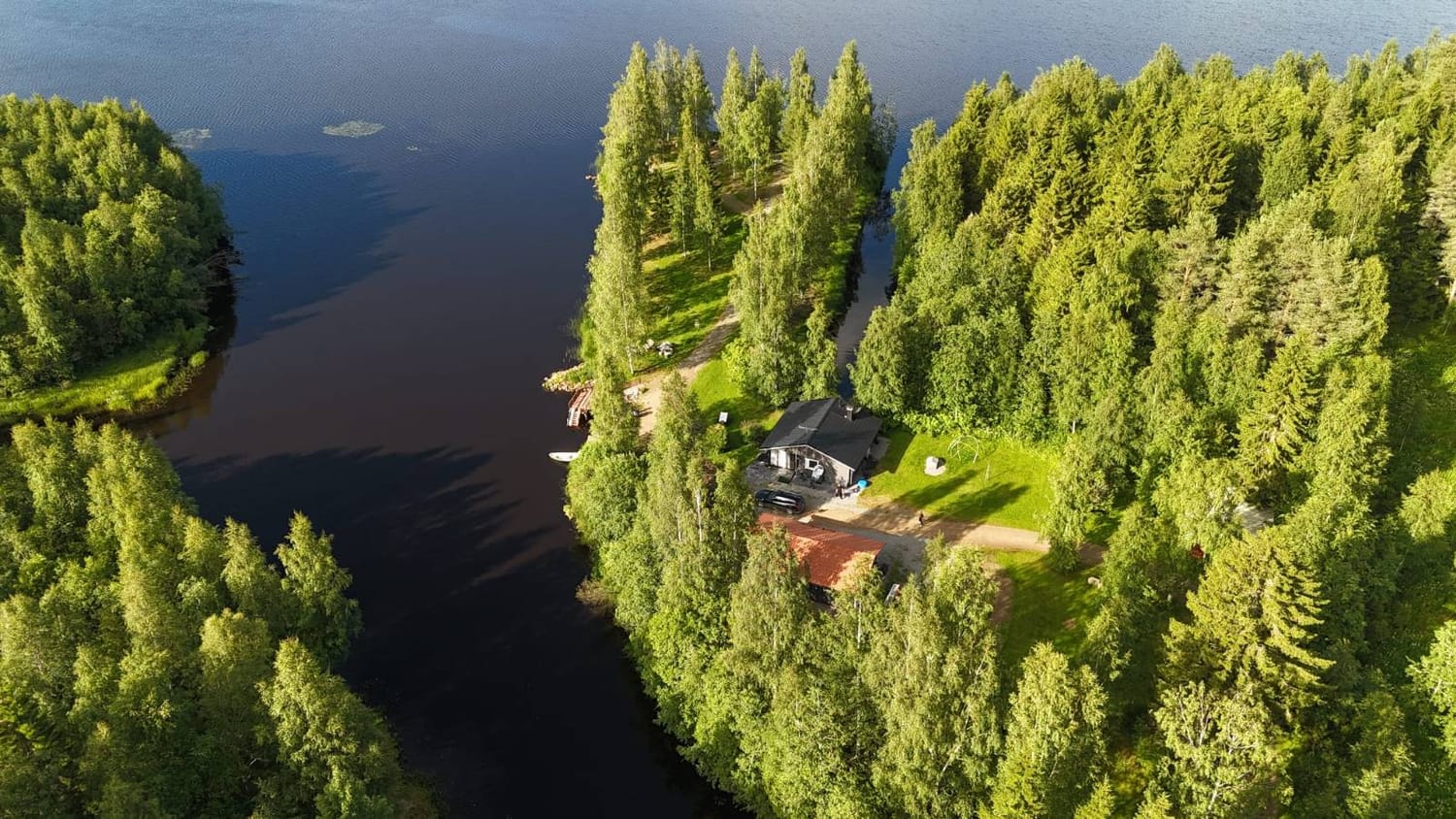 Ilmakuva Peltolahden mökistä ja sen sijainnista järven rannalla