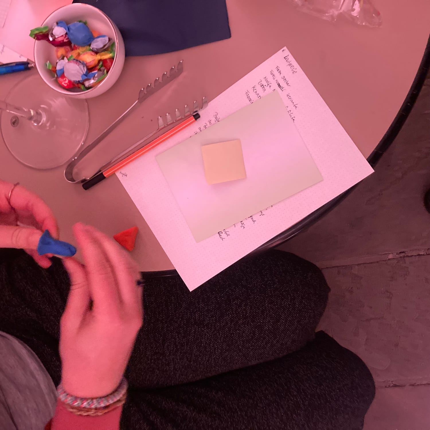 Hände kneten Figuren bei einem Workshop zum kreativen Schreiben mit Schreibpädagogin Barbara Nick-Labatzki.