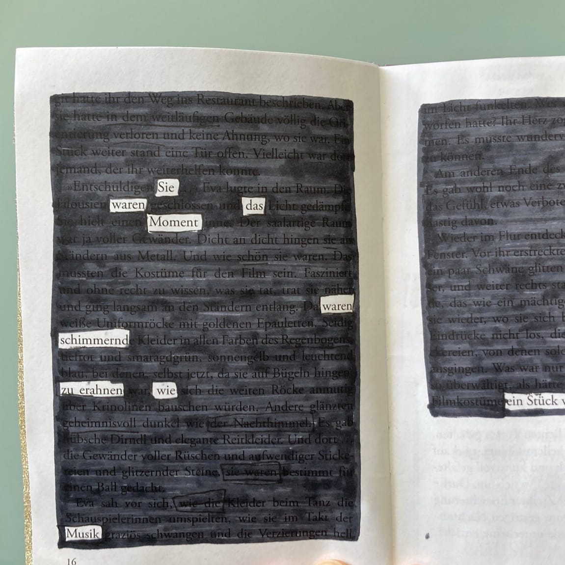 Das kreative Ergebnis bei einem Black Out Poetry Workshop.