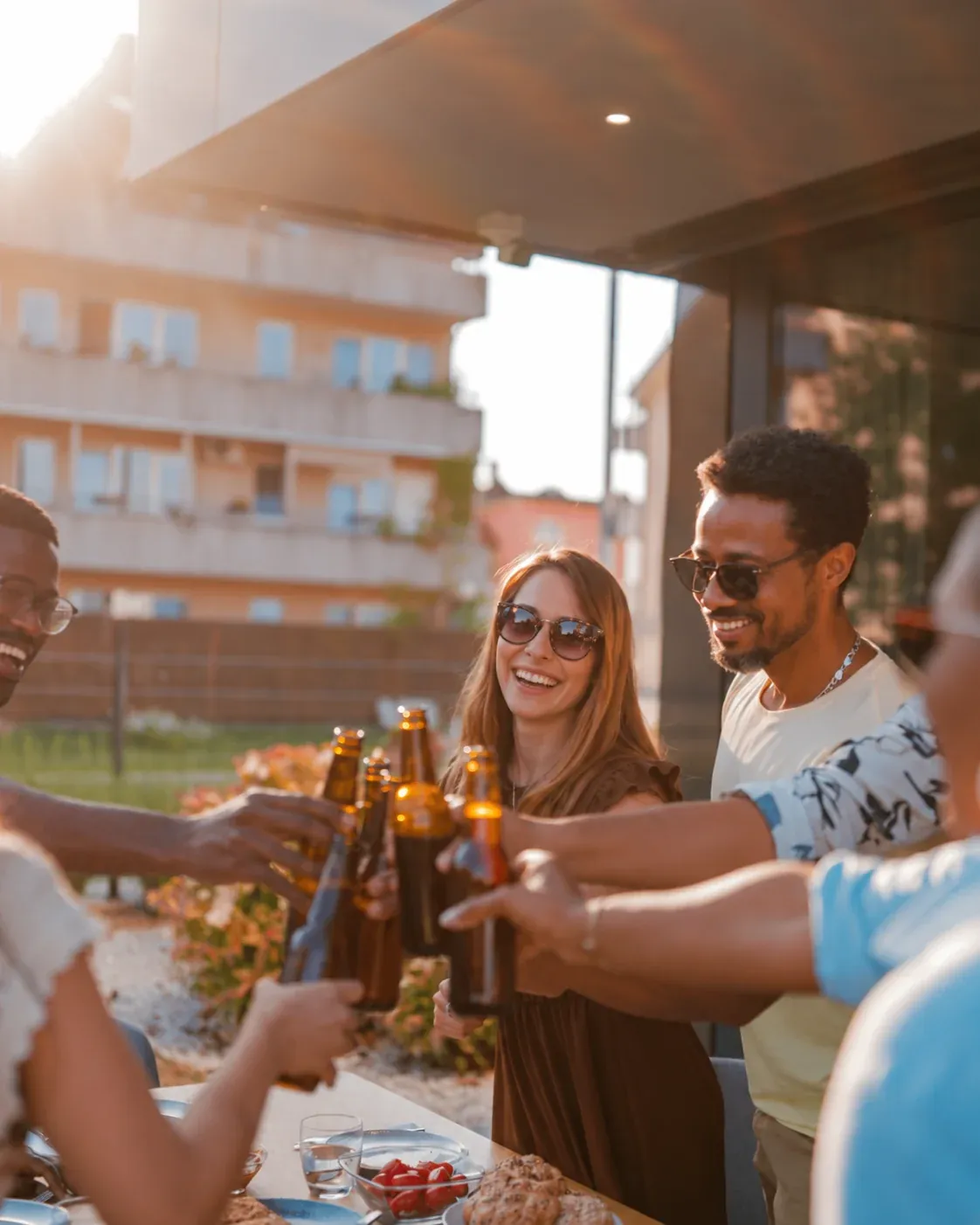 Amigos brindando juntos durante una celebración al atardecer
