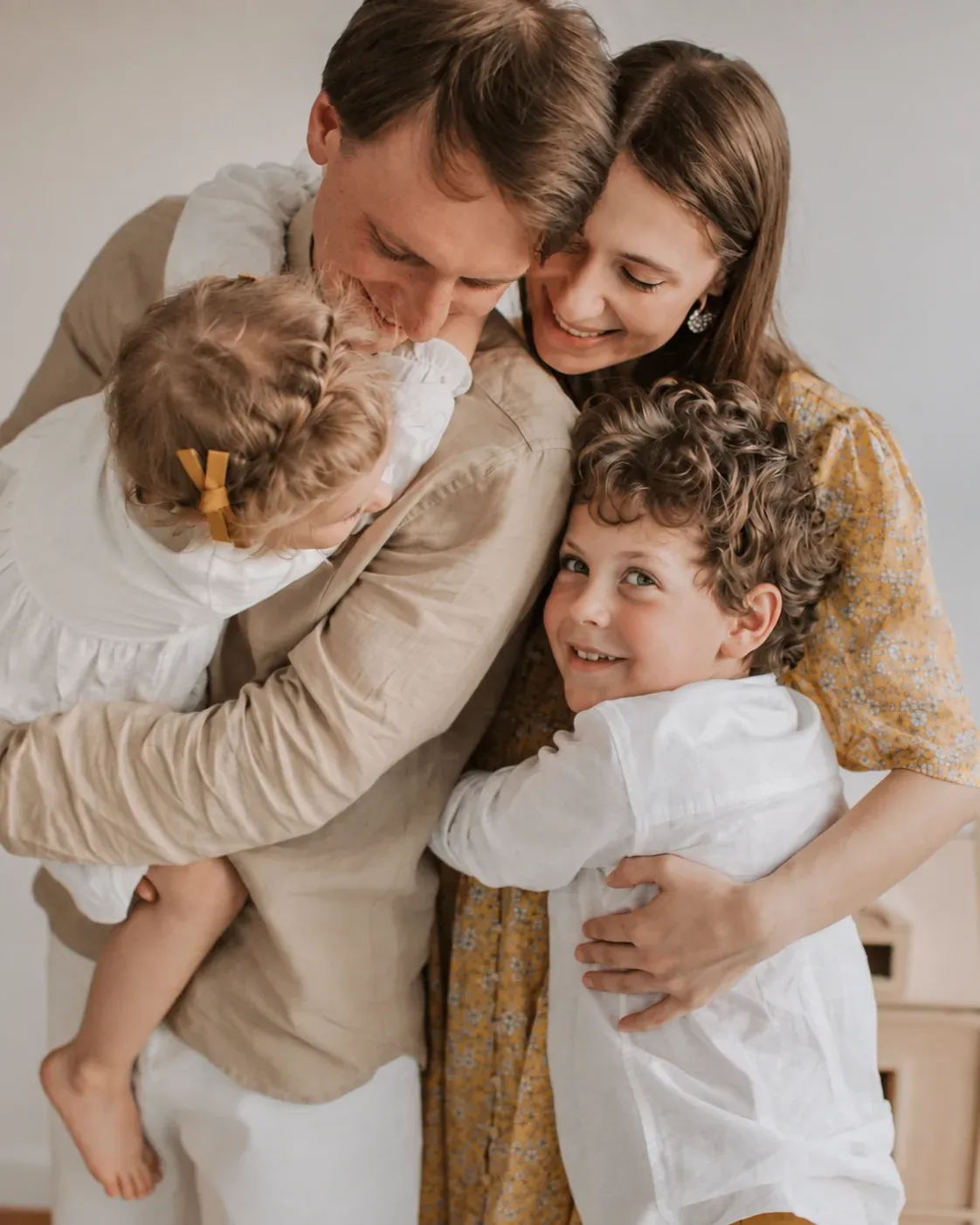 Familia abrazándose en casa durante un momento especial