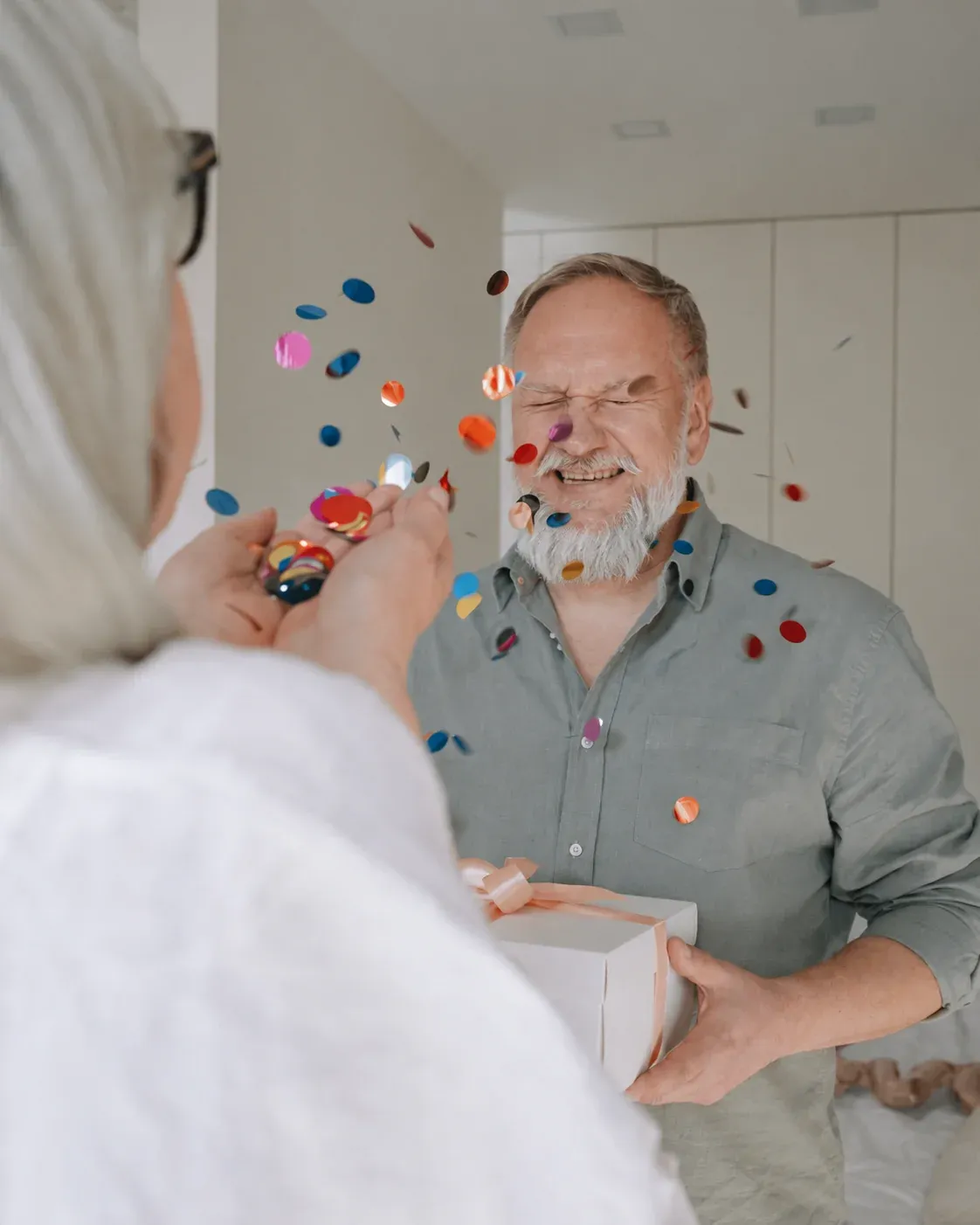 Hombre recibiendo un regalo durante una celebración de despedida