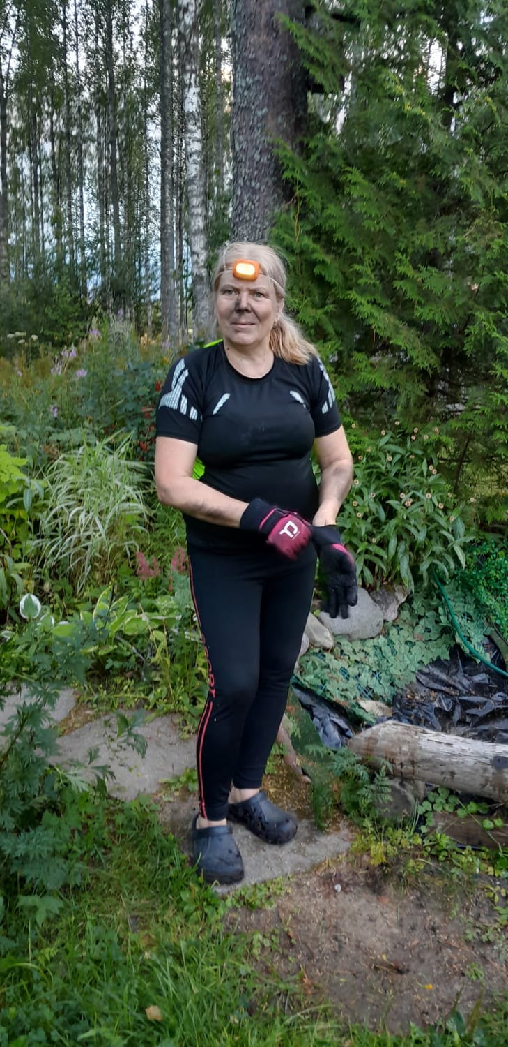 Tuula Louhin Turvetuvan pihapiirissä.