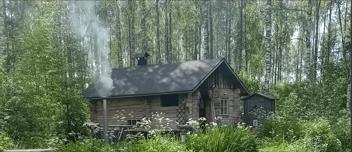 Louhin Turvetuvan savusauna metsän keskellä.