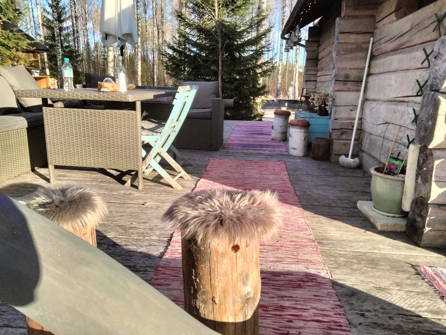 Louhin Turvetuvan savusaunan terassi keväisessä valossa.