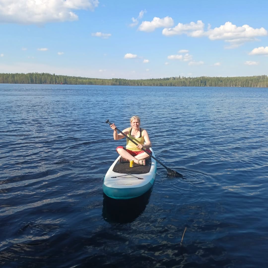 SUP-lautailija rauhallisella järvellä