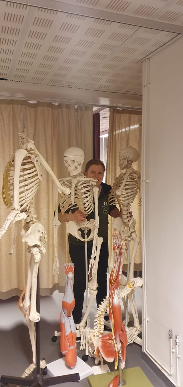Tuula Vuokatin urheiluopistolla opiskelemassa ihmiskehoa.
