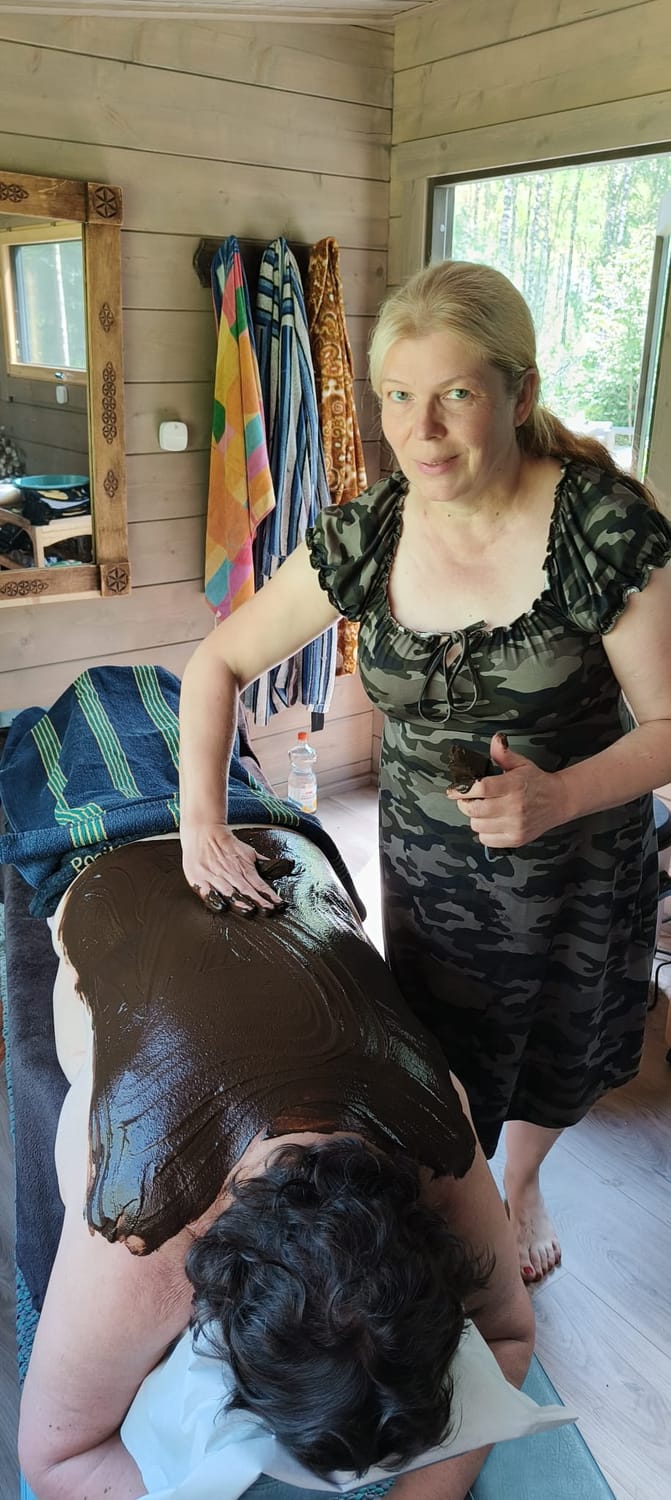 Tuula tekemässä turvehoitoa Louhin Turvetuvalla