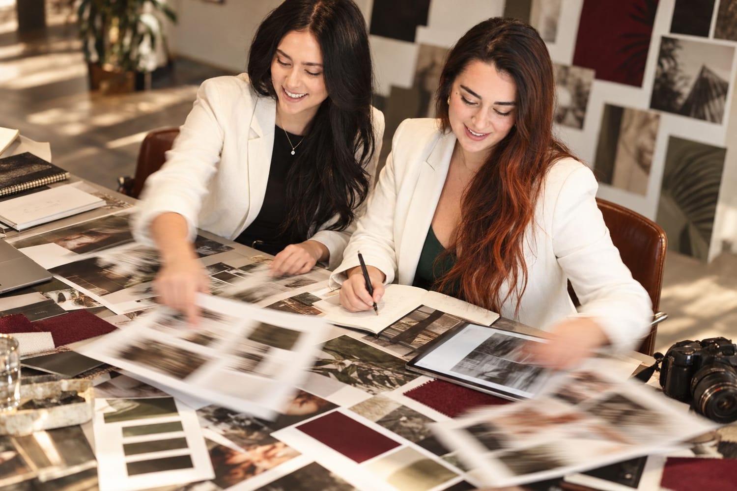 Adri y Aly trabajando en un moodboard de marca