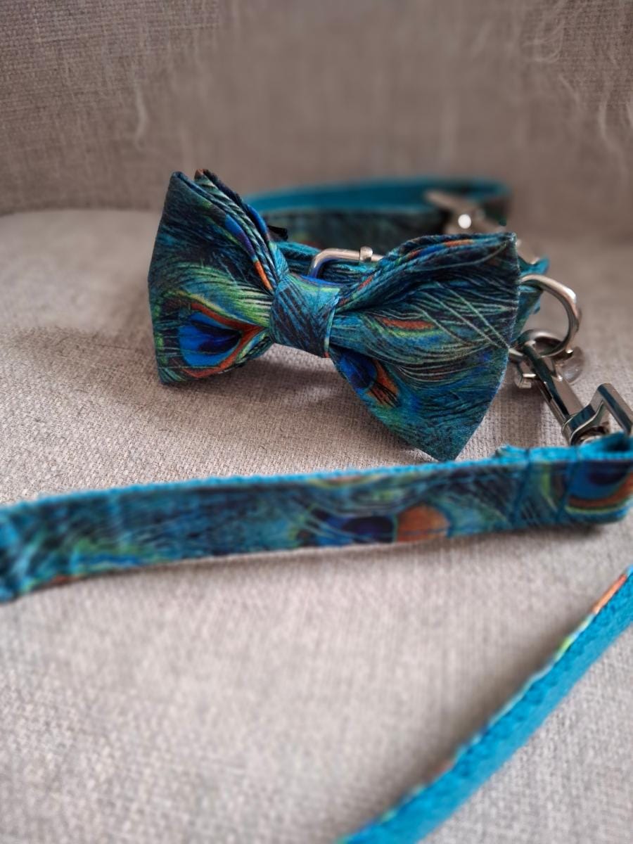Plume dog leash with peacock feather print in deep turquoise and green