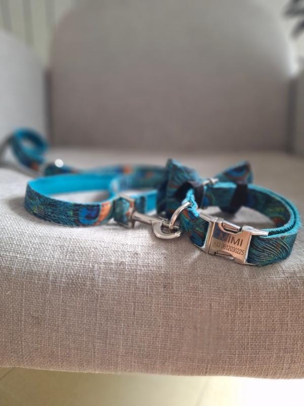 Plume dog leash with peacock feather print in deep turquoise and green