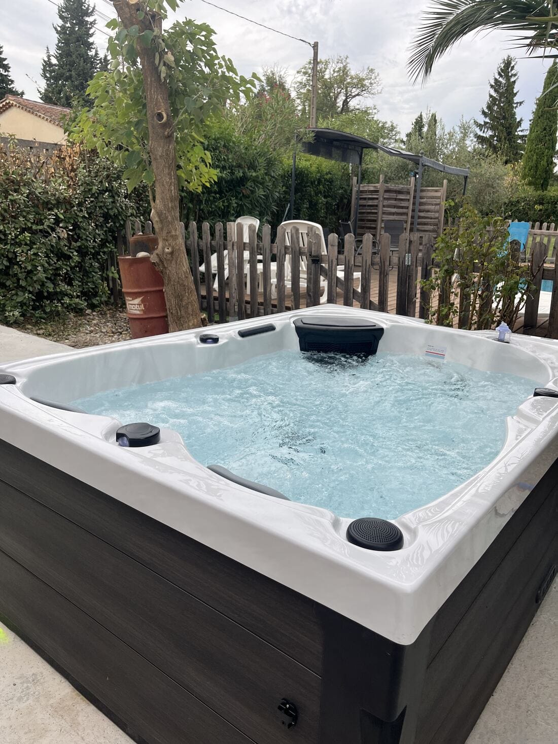 Spa livré et en eau dans un jardin