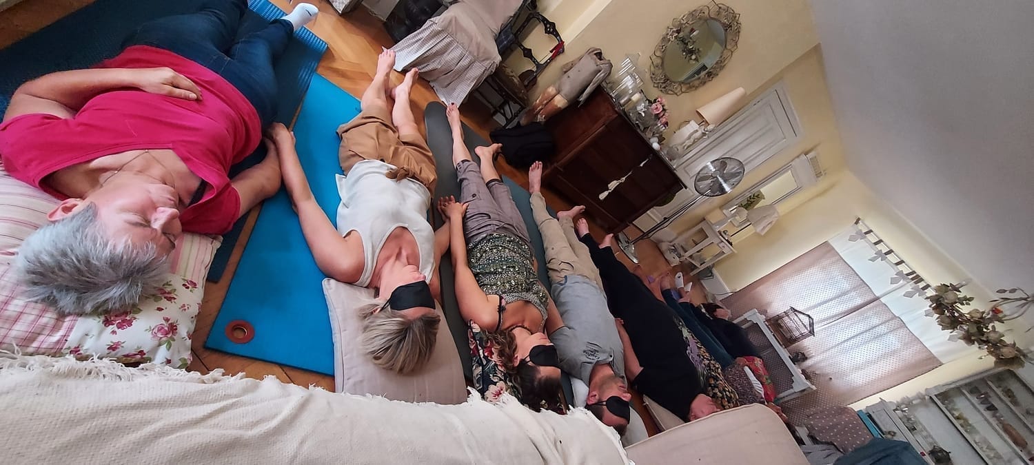 Participants allongés pendant une séance de groupe