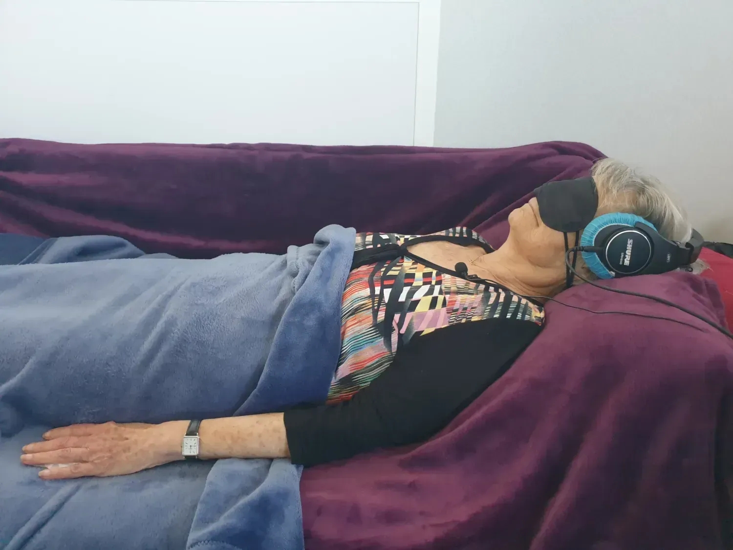 Personne installée confortablement pendant une séance d’hypnose