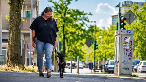 Frau mit Hund beim Spaziergang