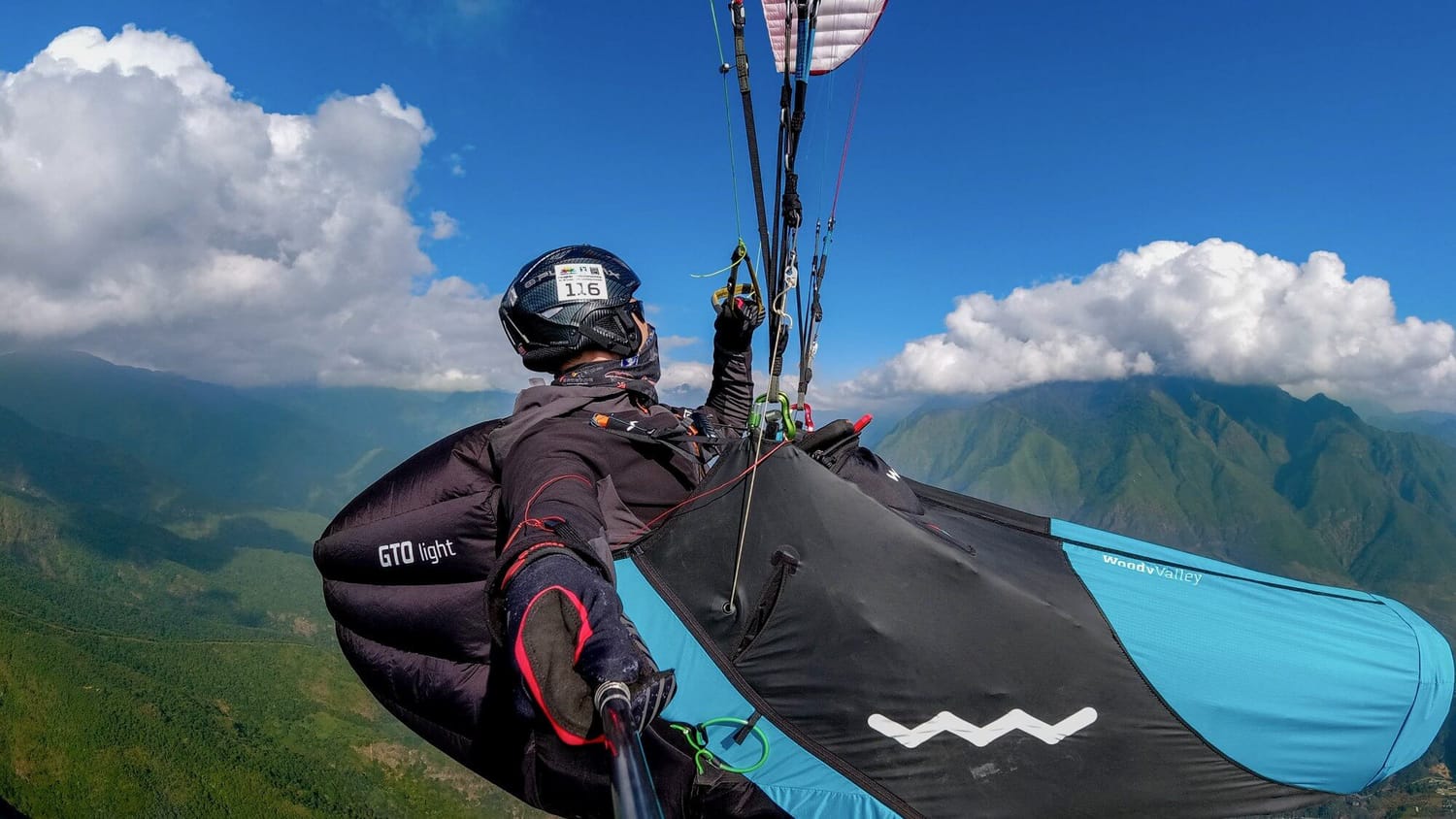 Francois de Neuville paragliding
