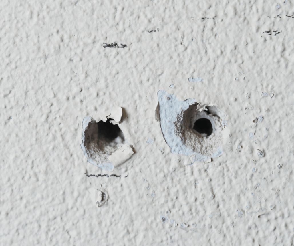 Dégâts de perceuse sur mur de plâtre
