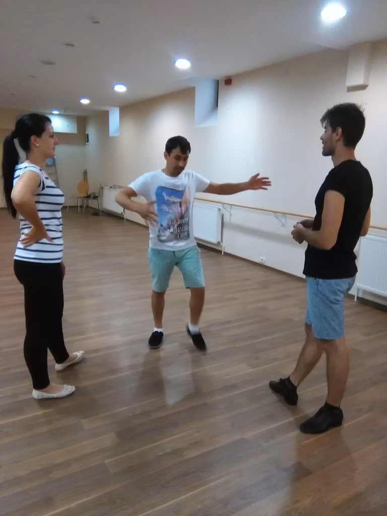 Mirii deschid petrecerea de nuntă cu dansul mirilor