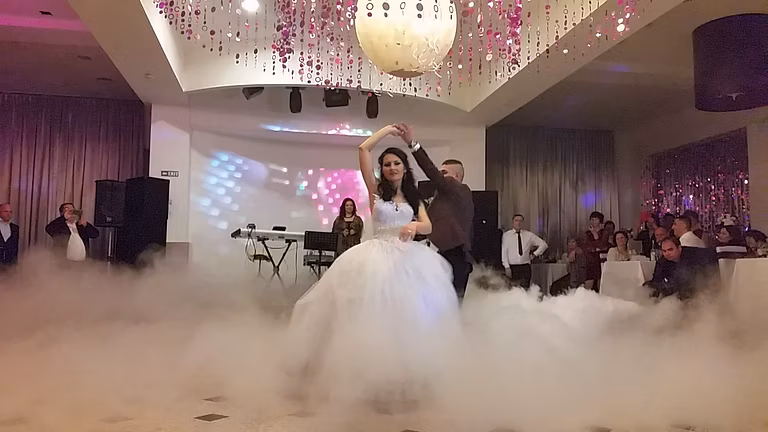 Dansul mirilor cu efecte speciale și lumini