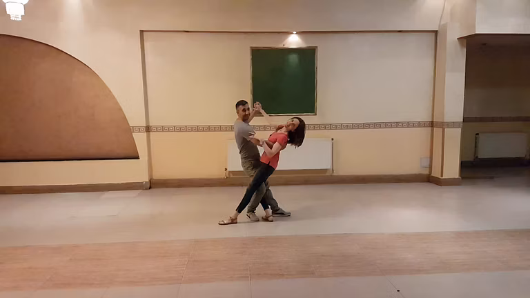 Miri învățând dansul mirilor acasă prin cursuri online