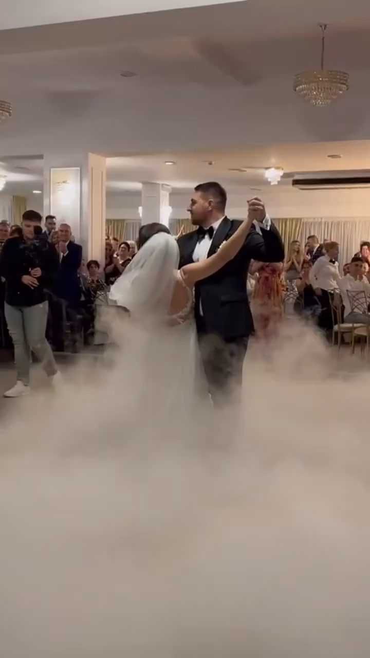 Miri alegând melodia pentru dansul mirilor