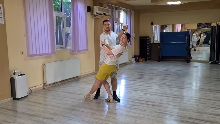 Mireasă dansând în rochie pe ringul de dans