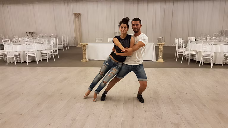 Cuplu de miri exersând pașii de dans pentru nuntă