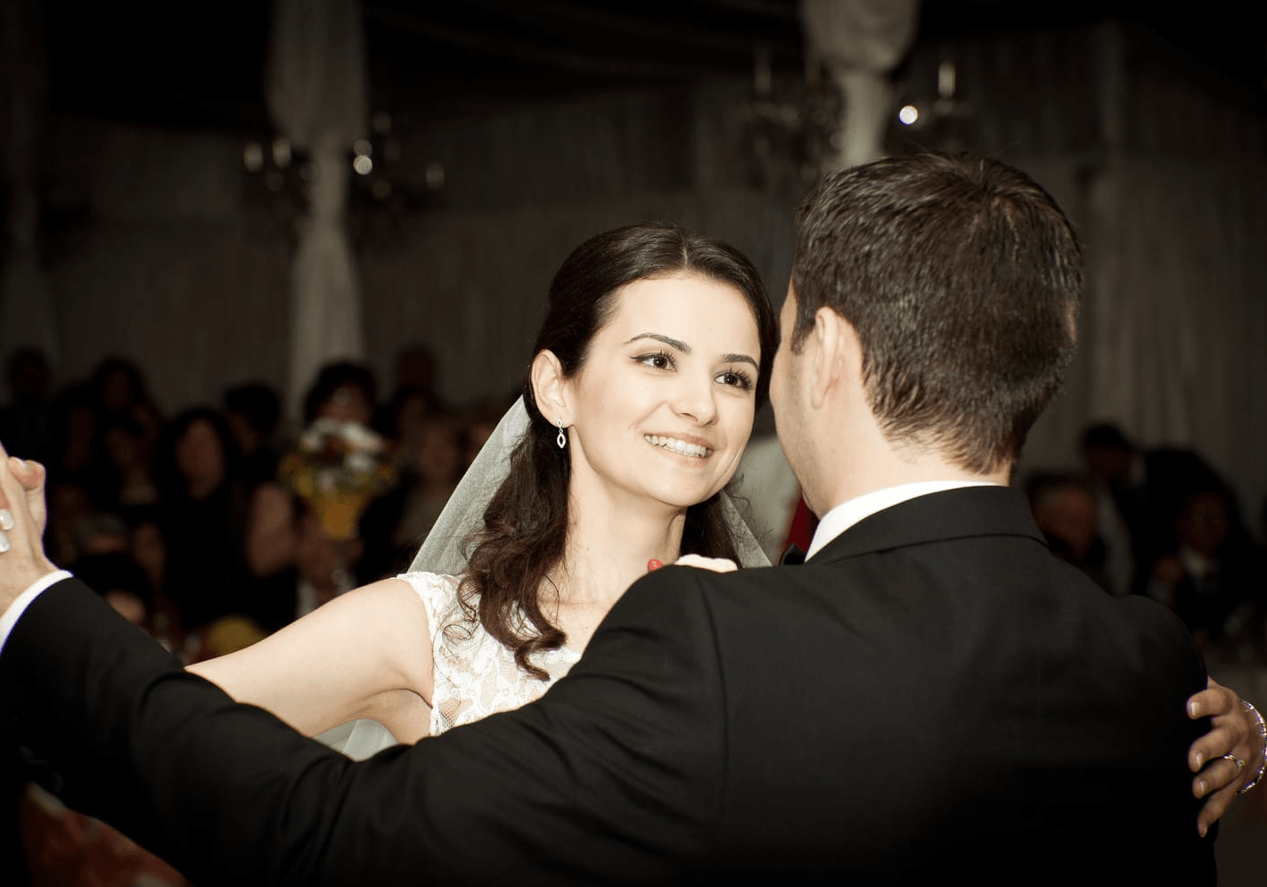 Mirii la primul dans al mirilor pe ringul de nuntă