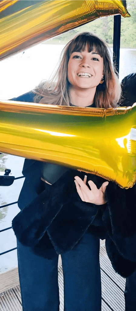 Photo de Violette aujourd'hui, souriante.