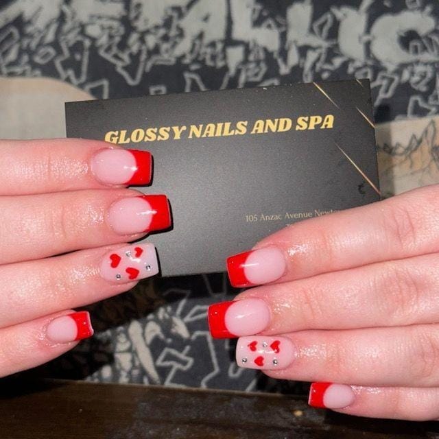 GLOSSY NAILS AND SPA