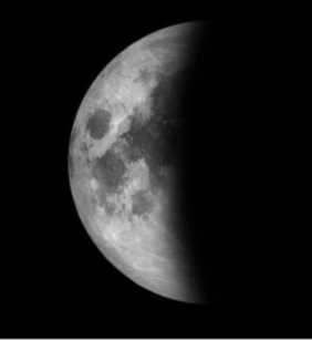 Demi-lune dans un ciel sombre, symbole d'introspection et d'apaisement