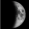 Lune en demi-croissant dans l'obscurité évoquant l'exploration de l'inconnu