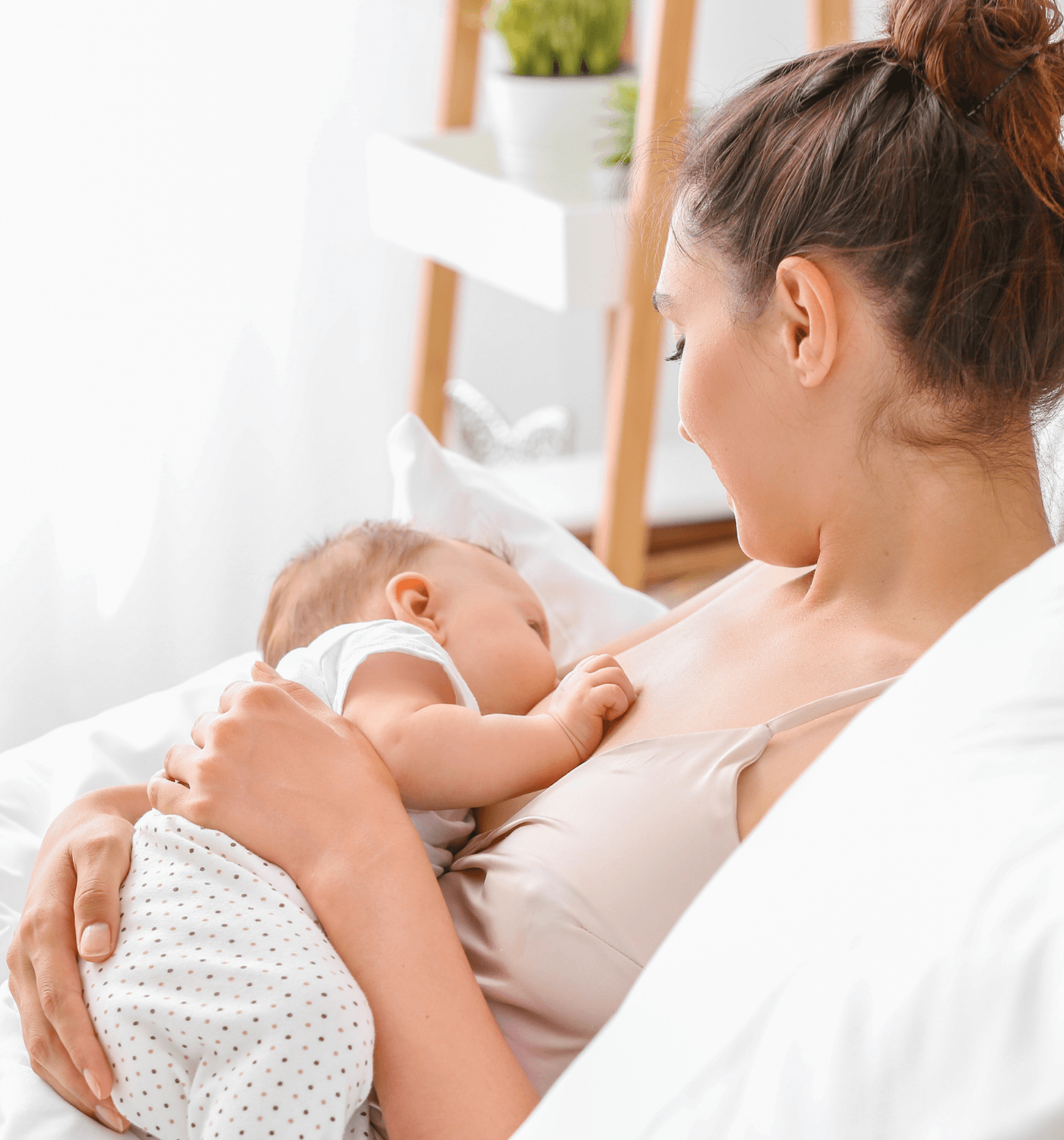 Mutter stillt ihr Baby in entspannter Atmosphäre