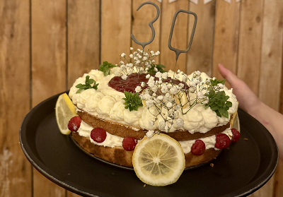 Gâteau d'occasion décoré de fleurs et de tranches de citron