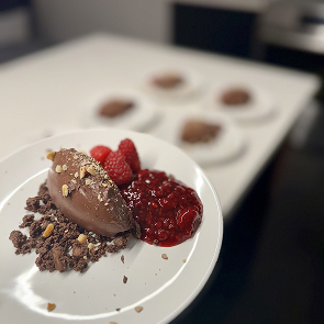 Brownie au chocolat avec boule de crème glacée