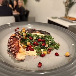 Poulpe grillé dressé avec légumes