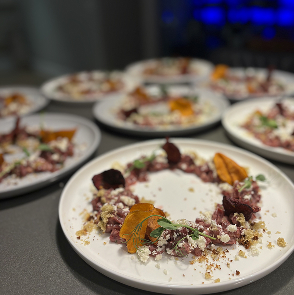 Assiette gastronomique avec sauce et garnitures