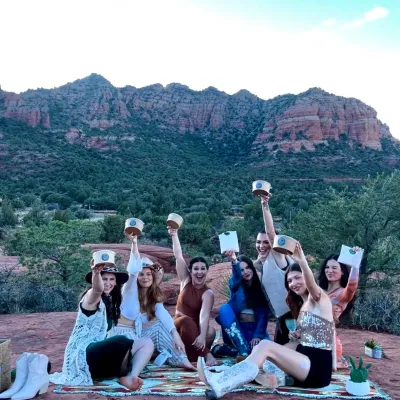 Maude et ses proches levant leur verre lors d'un voyage à Sedona