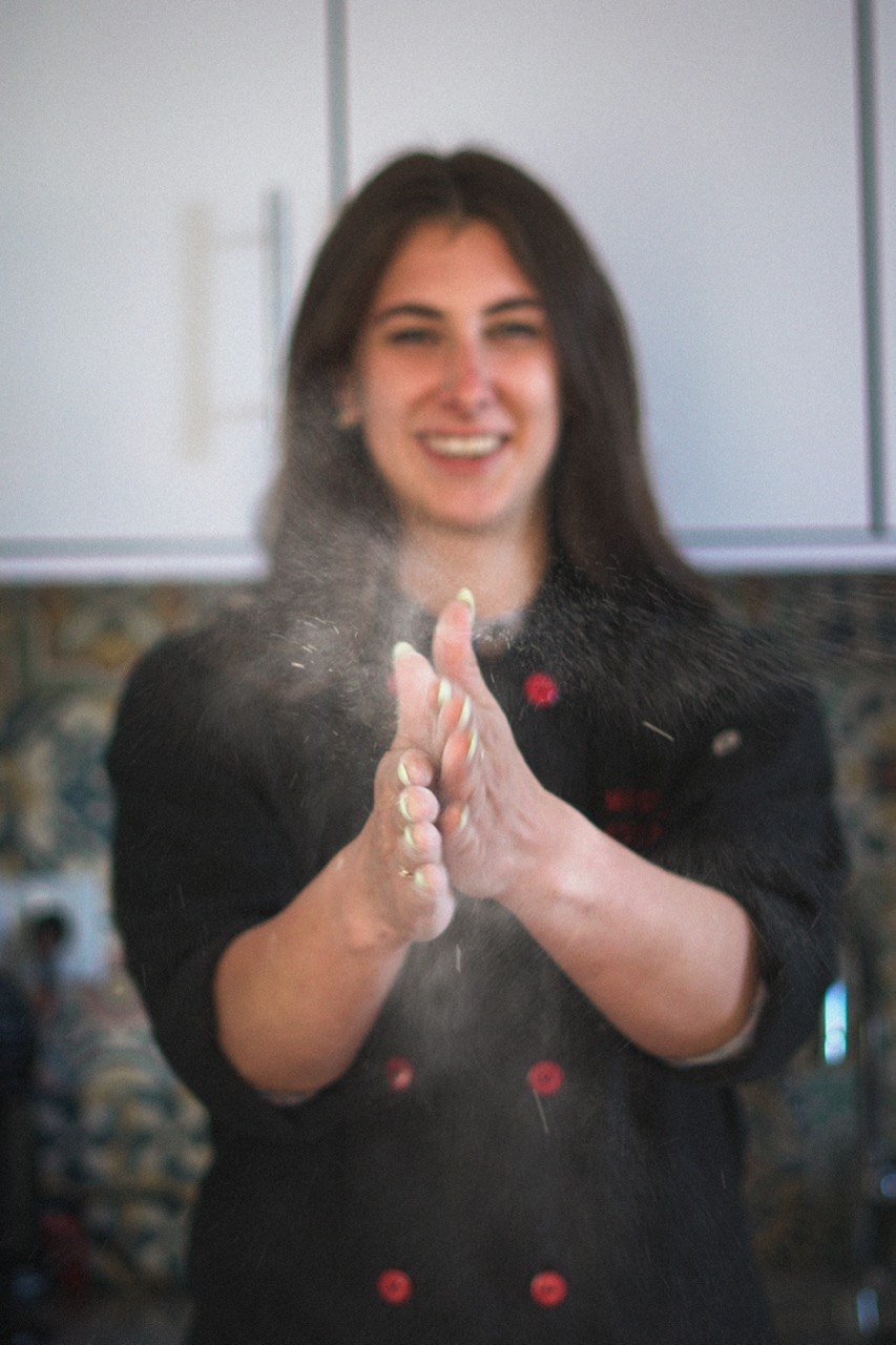Maude Presseault, cheffe privée, portrait souriant en veste de chef